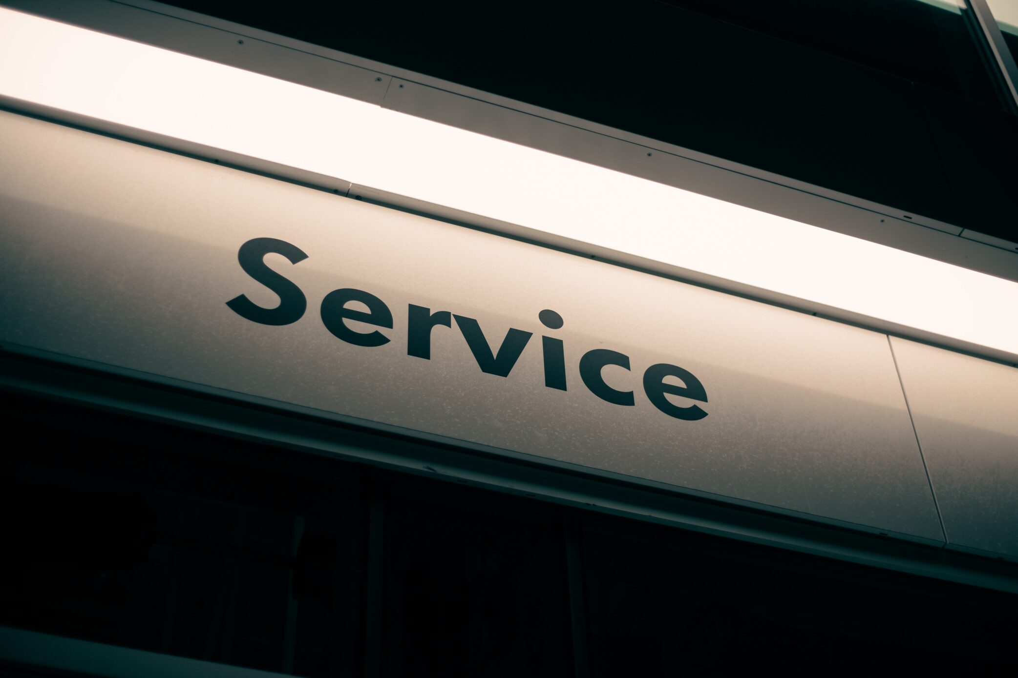 A sign with the word service